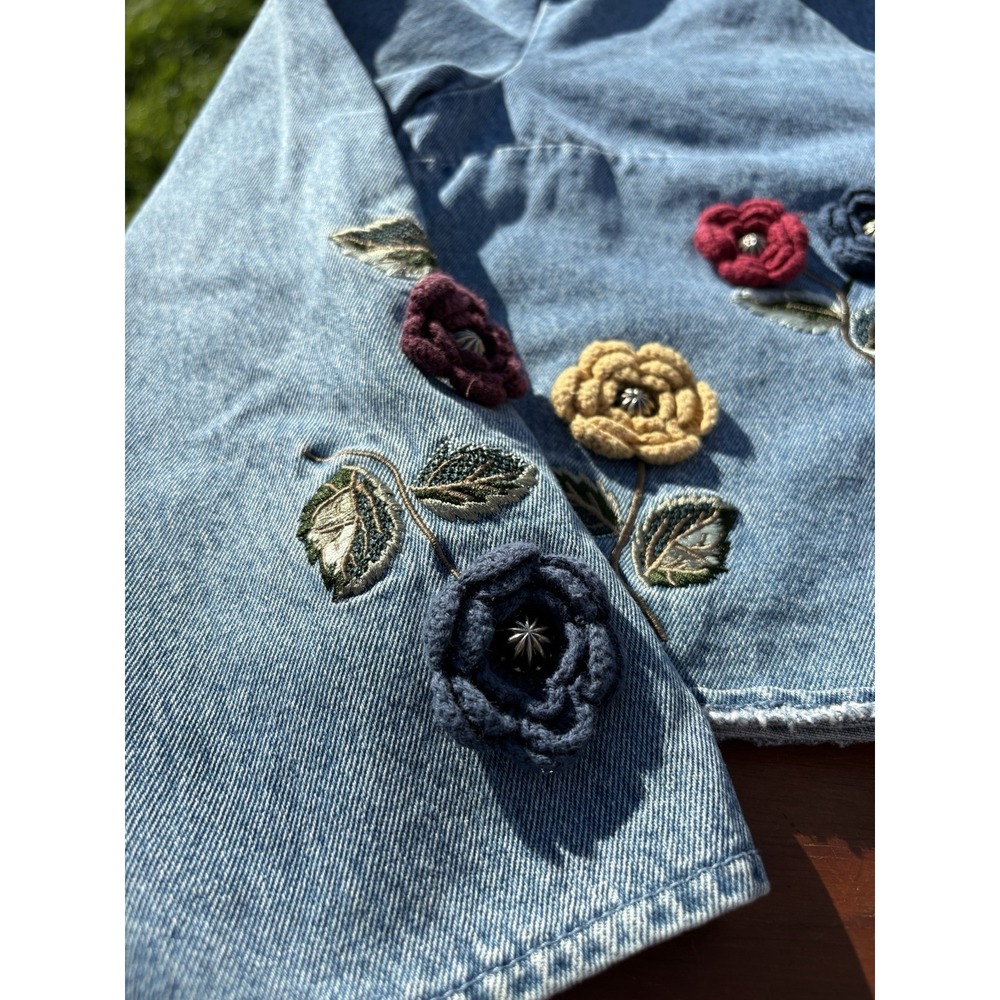Vtg Blue Jean Denim Jacket with Floral Embroidery Size M Boho Hippie Buttons - Picture 14 of 14